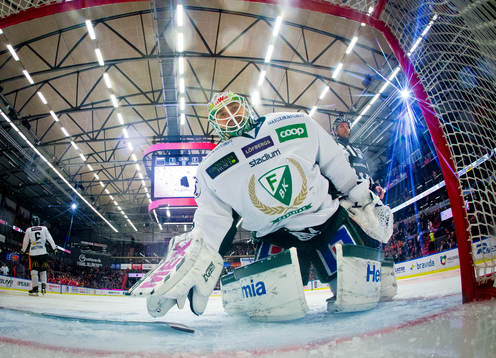 Färjestads målvakt Markus Svensson deppar