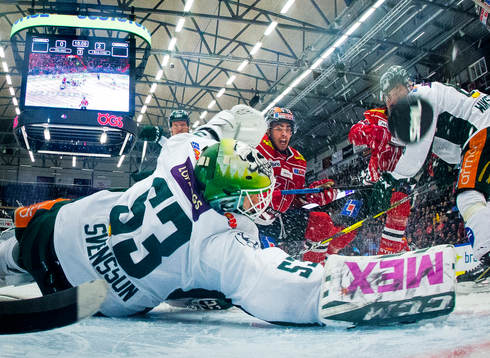Örebros Glenn Gustafsson gör 1-2 på Färjestads målvakt