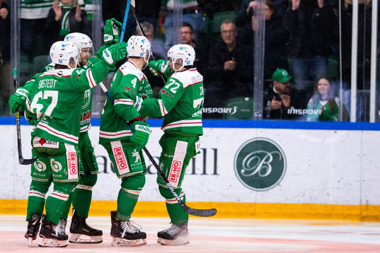 Rögles Daniel Zaar jublar med lagkamrater