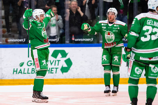 Rögles Daniel Zaar jublar med lagkamrater