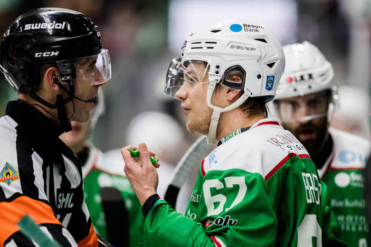 Domare Linus Öhlund i diskussion med Rögles Leon Bristedt