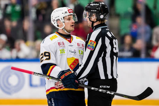 Djurgårdens Sebastian Strandberg i diskussion med