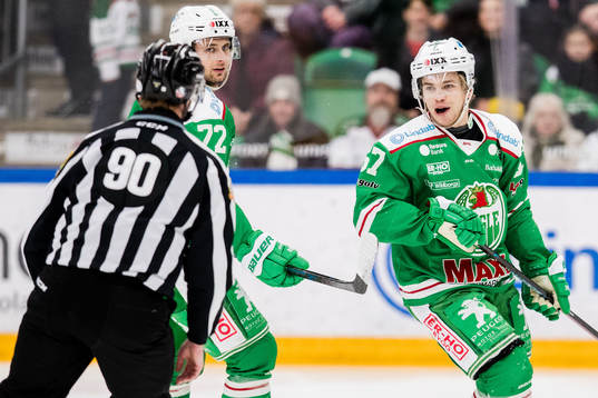 Rögles Leon Bristedt (t.h) i diskussion med Linjedomare