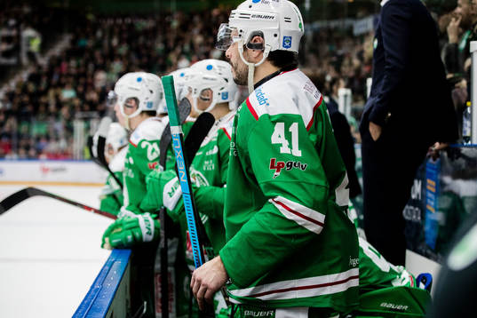 Rögles Daniel Widing i båset med en handske