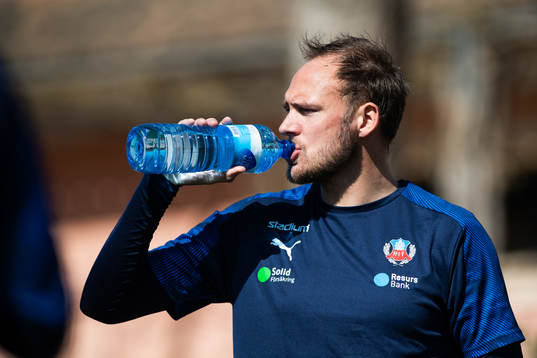 Andreas Granqvist dricker vatten