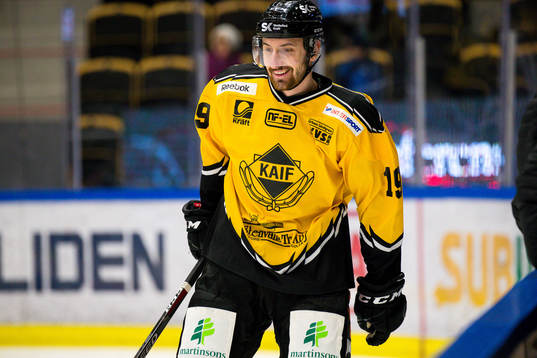 Skellefteås Albin Lundin  i Kågedalens AIF's matchtröjor