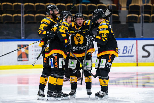 Skellefteås Andreas Wingerli jublar med lagkamrater