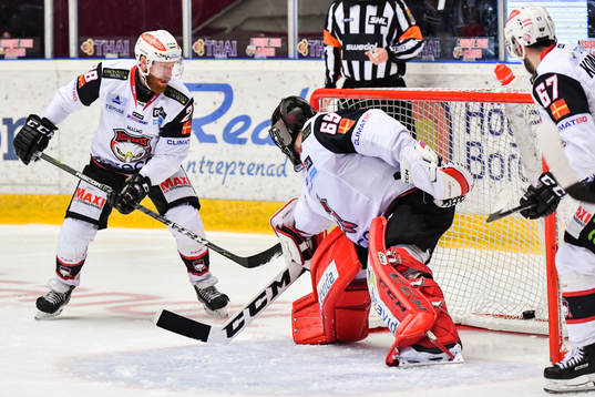 Malmö Redhawks Jens Olsson gör självmål bakom målvakt