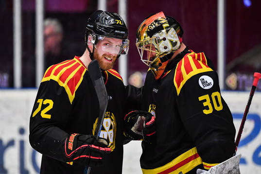 Brynäs Joachim Rohdin och målvakt Joacim Eriksson jublar