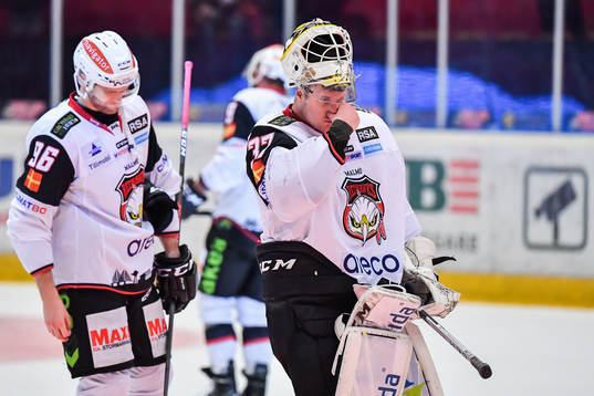 Malmö Redhawks Kim Rosdahl och målvakt Lars Volden deppar