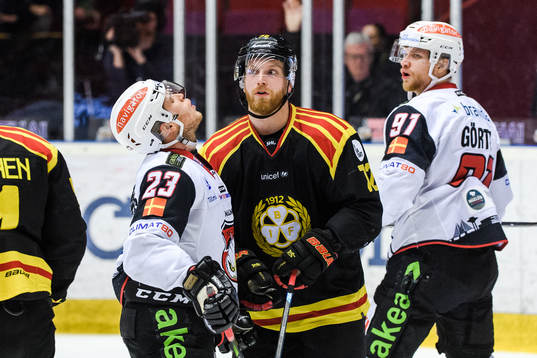 Malmö Redhawks Christoffer Forsberg deppar bredvid Brynäs
