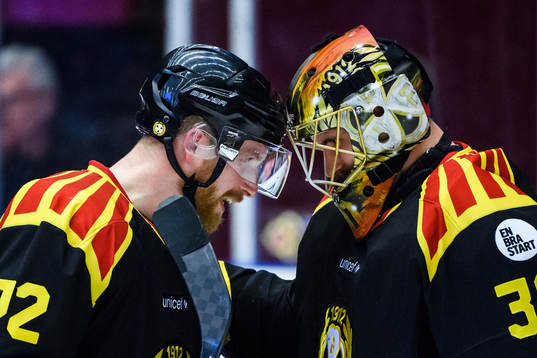 Brynäs Joachim Rohdin och målvakt Joacim Eriksson jublar