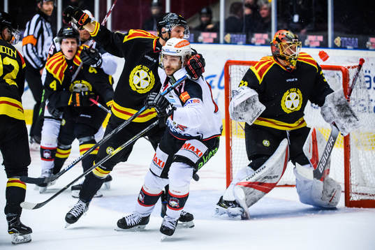 Malmö Redhawks Konstantin Komarek oroar framför Brynäs