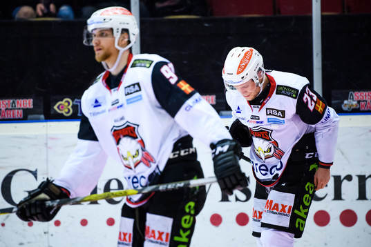 Malmö Redhawks Max Görtz och Christoffer Forsberg deppar