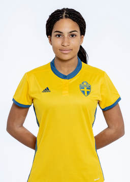 Josephine Nyblom Batafoe i F16/03-landslaget