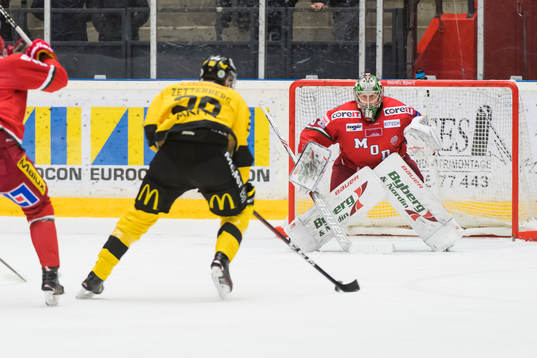 Modos målvakt Erik Hanses Västerås Lukas Zetterberg