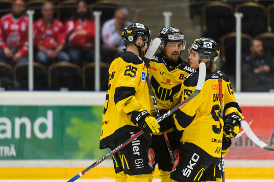 Västerås Mikael Frycklund jublar med lagkamrater