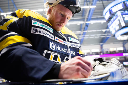 s målvakt Jonas Gunnarsson signerar en av sina klubbor