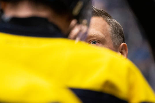 s assisterande tränare Nicklas Rahm pratar med en spelare