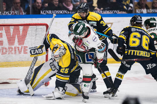 s Markus Lauridsen och målvakt Felix Sandström