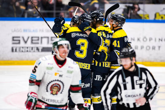 s Oscar Sundh jublar med lagkamrater