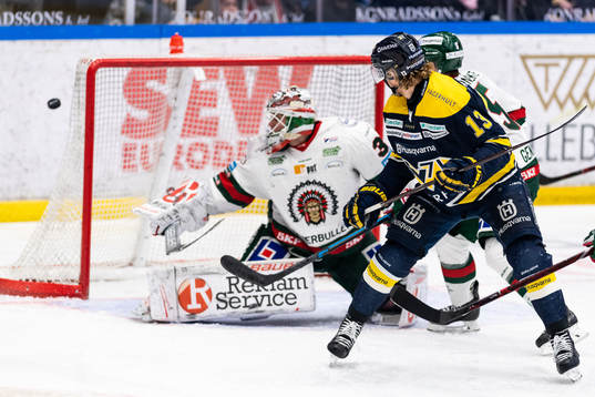 s Oscar Sundh styr pucken utanför mål