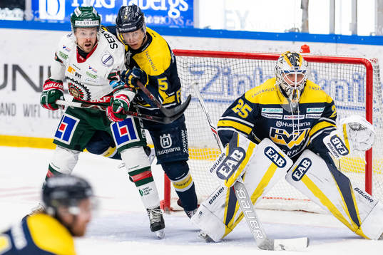s Martin Fehérváry i kamp framför HV71:s målvakt Felix