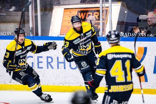 s Robin Figren jublar med lagkamrater