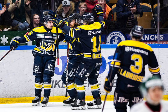 s Robin Figren jublar med lagkamrater