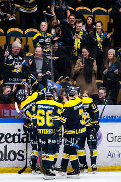 s Robin Figren jublar med lagkamrater