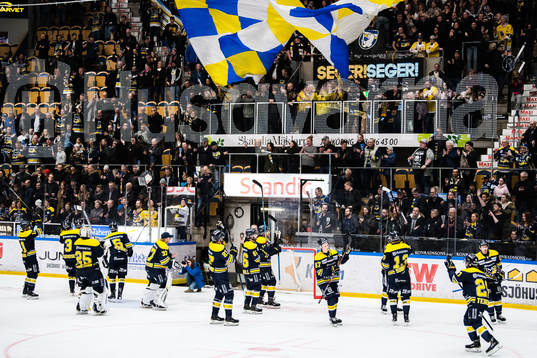 s spelare jublar mot supportrar