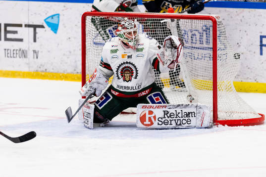 Frölunda målvakt Johan Gustafsson ser pucken gå i mål