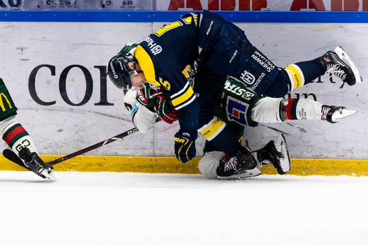 s Martin Fehérváry och Frölunda Sebastian Stålberg i