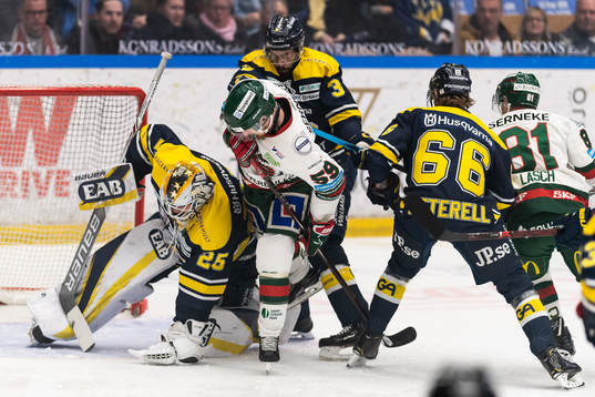s målvakt Felix Sandström tar pucken framför Frölunda