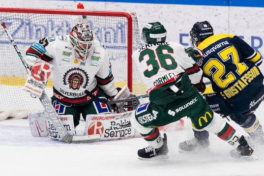 Frölundas målvakt Johan Gustafsson räddar skott från