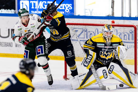 s Martin Fehérváry i kamp framför HV71:s målvakt Felix