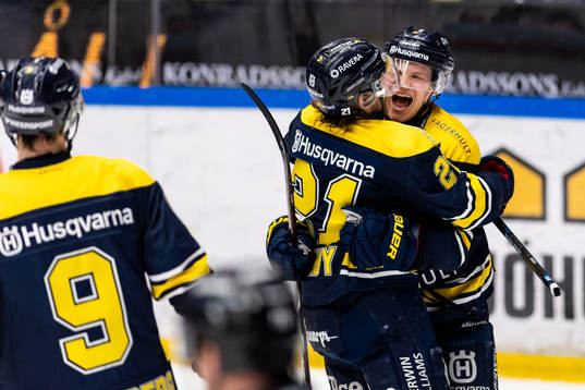 s Johan Johnsson kramas om av Mattias Tedenby