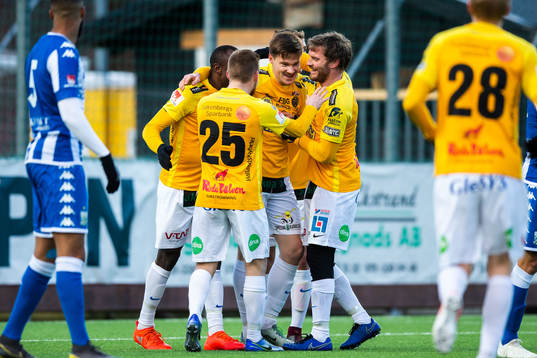 Falkenbergs Kirill Pogrebnyak jublar med lagkamrater