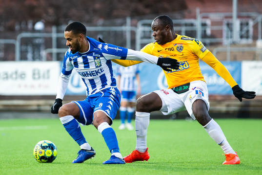 IFK Göteborgs Junes Barny och Falkenbergs Nsima Peter
