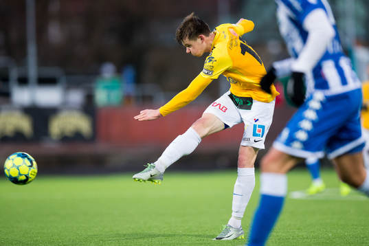 Falkenbergs Kirill Pogrebnyak skjuter ett skott