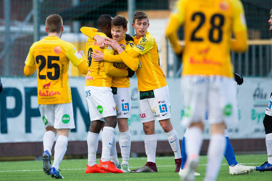 Falkenbergs Kirill Pogrebnyak jublar med lagkamrater