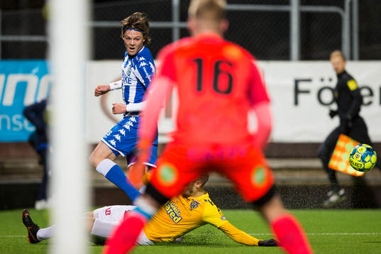 IFK Göteborgs Emil Holm mot Falkenbergs Tobias Karlsson