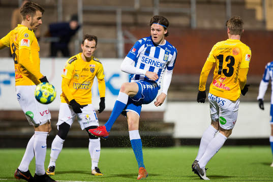 IFK Göteborgs Emil Holm med ett skott