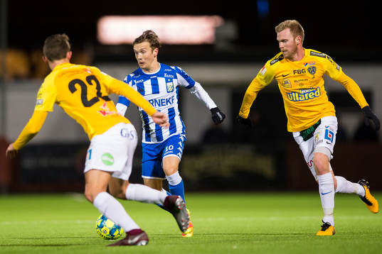 IFK Göteborgs Patrik Karlsson Lagemyr mot Falkenbergs John