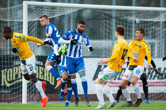 Falkenbergs Nsima Peter nickar och IFK Göteborgs Sebastian