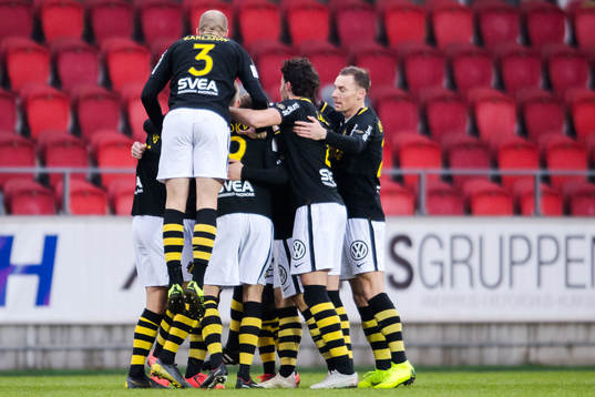s Sebastian Larsson jublar med lagkamrater