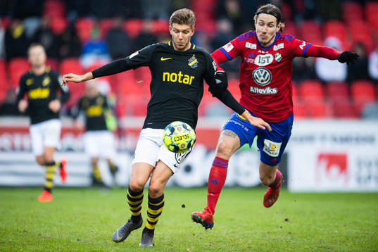s Anton Salétros och Östers David Johannesson i kamp om