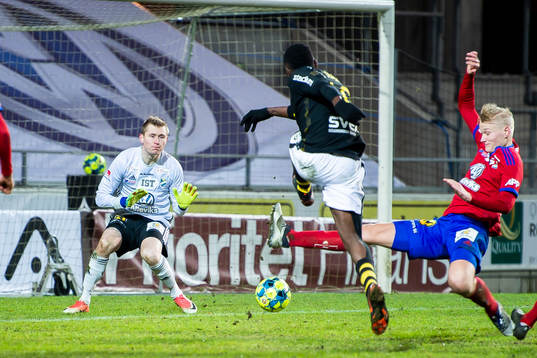 s Chinedu Ogbuke Obasi skjuter förbi Östers målvakt