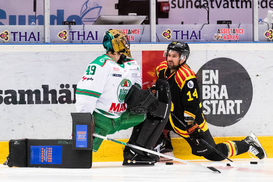 Rögles målvakt Justin Pogge och Brynäs Johan Alcén
