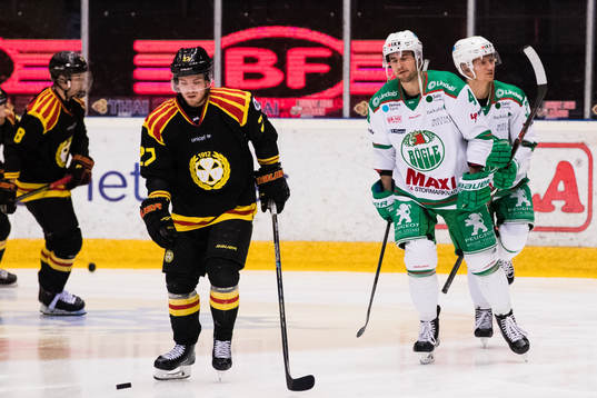Brynäs Emil Forslund och Rögles Kodie Curran
